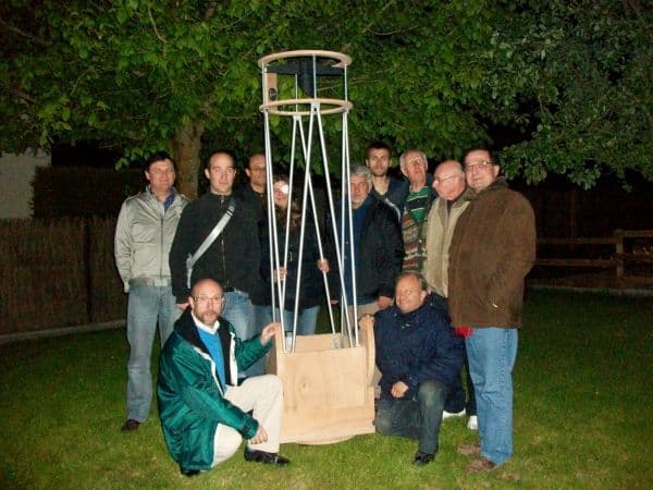 Une dizaine de membres du club, la nuit, autour du grand télescope qu'ils ont construit