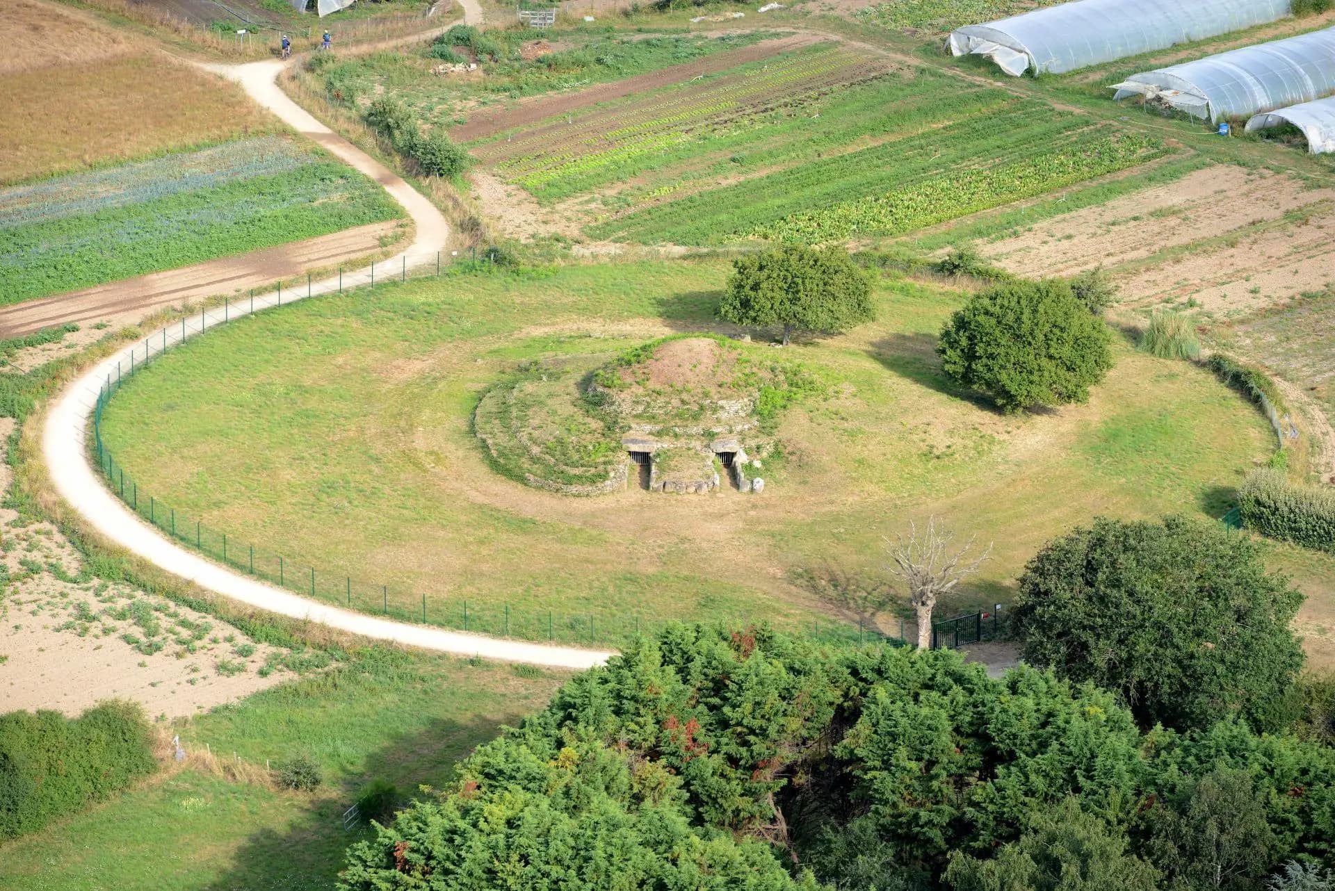 Le tumulus de Dissignac vu du ciel, au milieu des champs